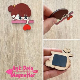 Kız Çocuk Figürlü Aşk Dolu Ahşap Magnet