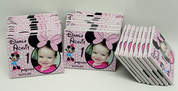 damlanin-1-yasinda-pembe-minnie-mouseli-magnet