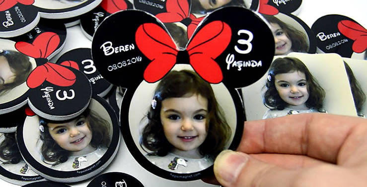 Beren 3 Yaşında Kırmızı Fiyonklu Kız Bebek Magneti
